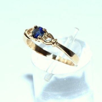 BLUE SAPPHIRE GOLD RING